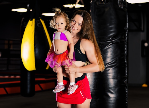 Photo athletic mother with her little daughter