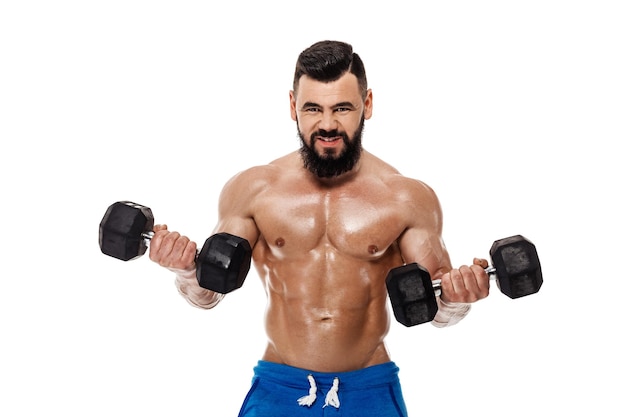 Uomo muscolare atletico che fa esercizi con manubri. forte bodybuilder con torso nudo su sfondo bianco