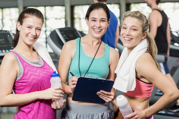 Photo athletic smiling women discussing about performance in gym