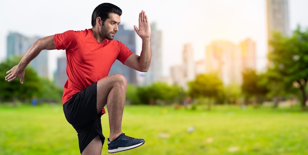 Photo athletic and sporty man running posture at gaiety green city par