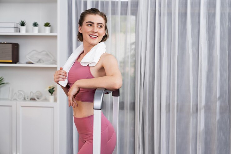 Photo athletic and sporty woman running on treadmill running machine during home body workout exercise session for fit physique and healthy sport lifestyle at home gaiety home exercise workout training