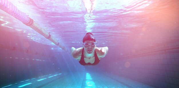 Photo athletic swimmer training on her own