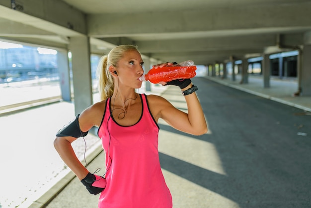 Foto acqua potabile della donna atletica dopo avere corso