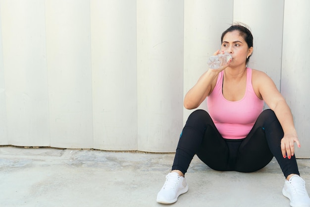 トレーニング中に水を飲む運動の女性