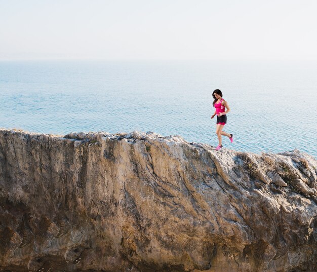 Photo athletic woman runner in sportswear on a high mountain