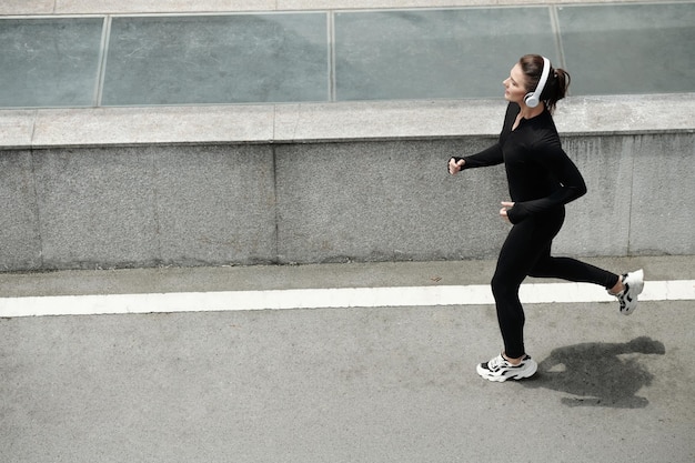 도시에서 달리는 운동 여자