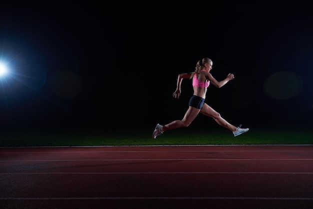 オンレーストラックを実行している運動の女性