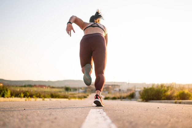 通りを走っている運動の女性