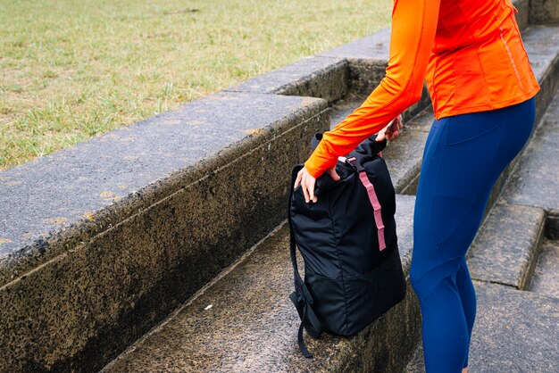 Donna atletica con borsa sportiva sulla strada