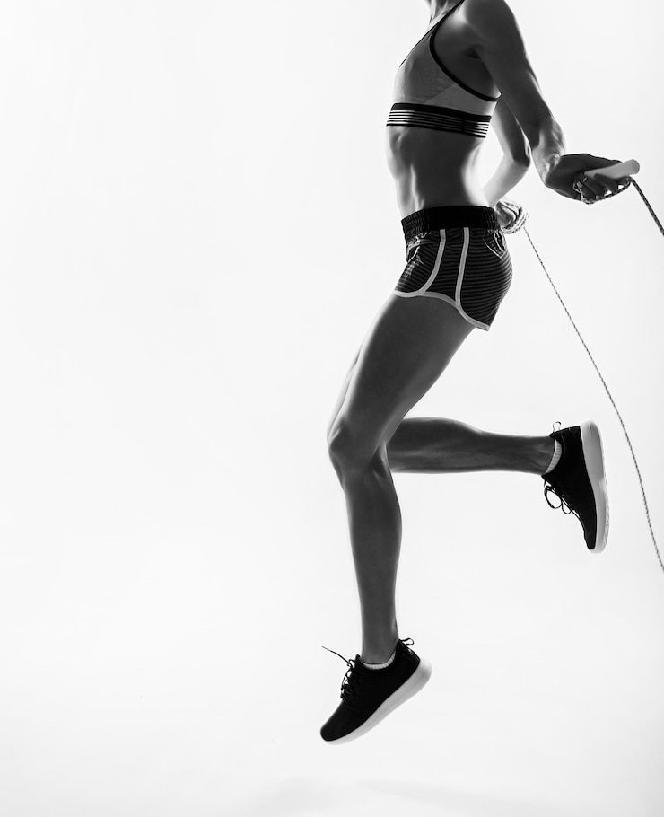 Фотография спортивные женщины красивая молодая спортивная девушка спортсменка в движении женский живот черно-белое фото