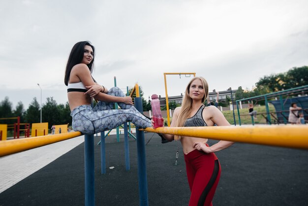 Foto le donne atletiche praticano sport all'aria aperta. fitness, stile di vita sano