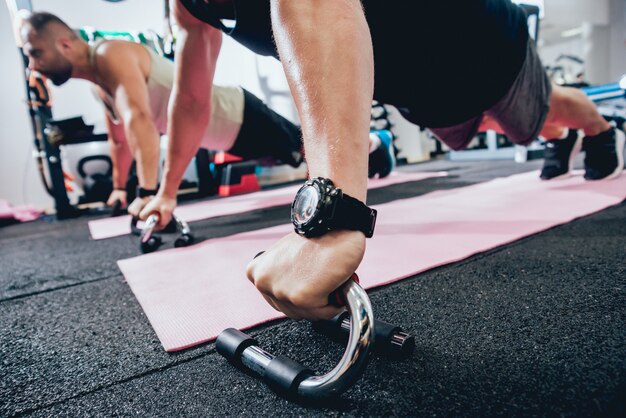 ジムで運動を行う運動の若い男性。