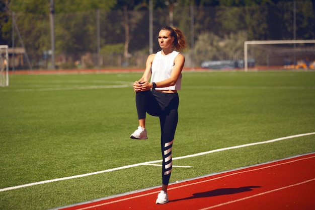 Foto le ragazze di atletica leggera nello stadio fanno esercizi