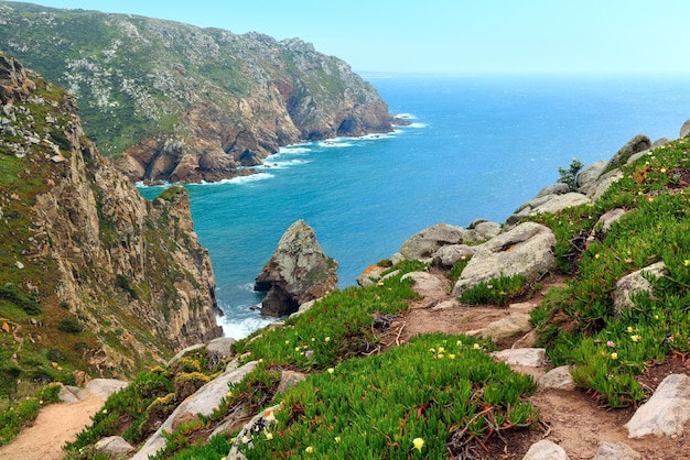 흐린 날씨에 대서양 해안입니다. 케이프 Roca (Cabo da Roca), 포르투갈에서 보기.