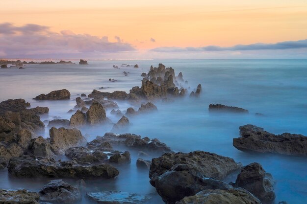 Costa dell'oceano atlantico coperta in myst