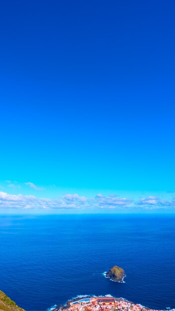 Foto l'oceano atlantico e la città di garachico sulla costa di tenerife, isole canarie