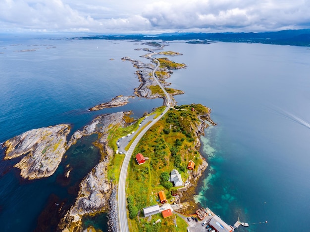 Atlantic Ocean Road 또는 Atlantic Road(Atlanterhavsveien)는 "세기의 노르웨이 건설"이라는 칭호를 받았습니다. 국도로 분류된 도로. 항공 사진