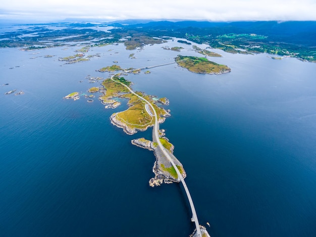 Atlantic Ocean Road 또는 Atlantic Road(Atlanterhavsveien)는 "세기의 노르웨이 건설"이라는 칭호를 받았습니다. 국도로 분류된 도로. 항공 사진