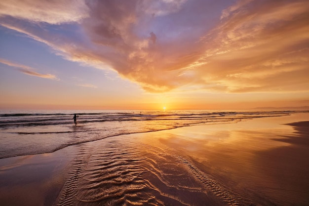 Photo atlantic ocean sunset with surging waves at fonte da telha beach portugal