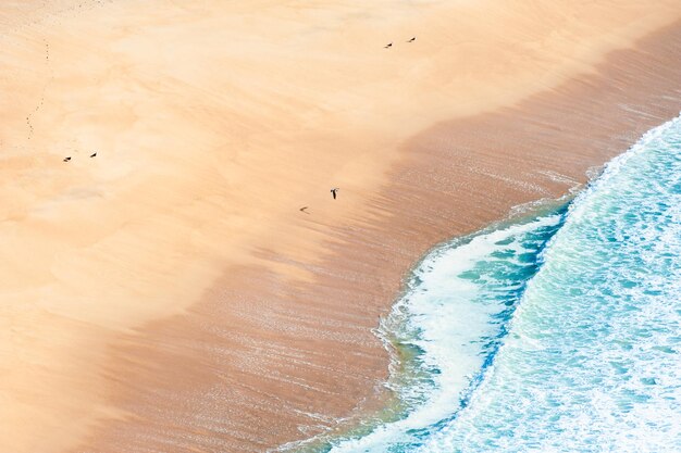 Atlantische kust in de Algarve, Portugal Turquoise water en geel zand