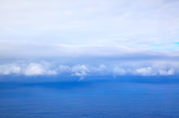 Atlantische oceaan - prachtige zeegezichtwolken aan de horizon en lucht, natuurlijke fotoachtergrond