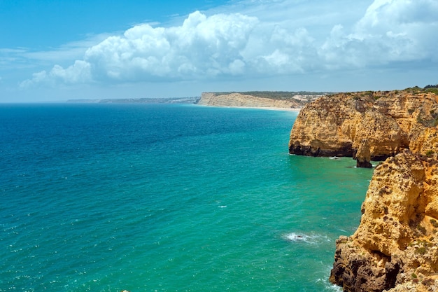 Atlantische oceaan zomer rotsachtige kustlijn uitzicht (Ponta da Piedade, Lagos, Algarve, Portugal).