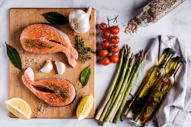 Atlantische zalm steak met ingrediënten