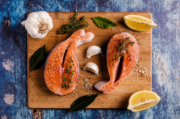 Atlantische zalm steak met ingrediënten