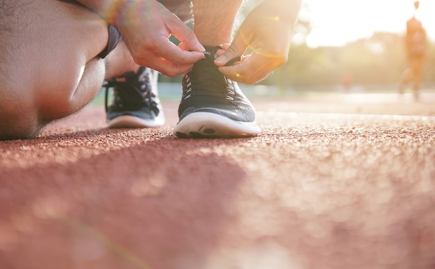 Atleet begint op loopband te rennen.