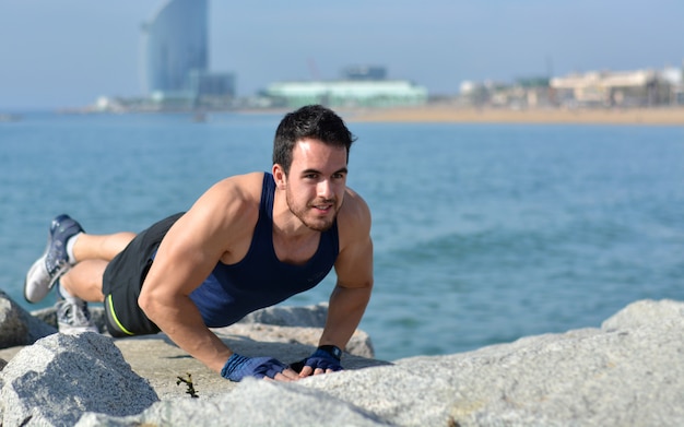 Atleet beoefenen oefeningen van gymnastiek