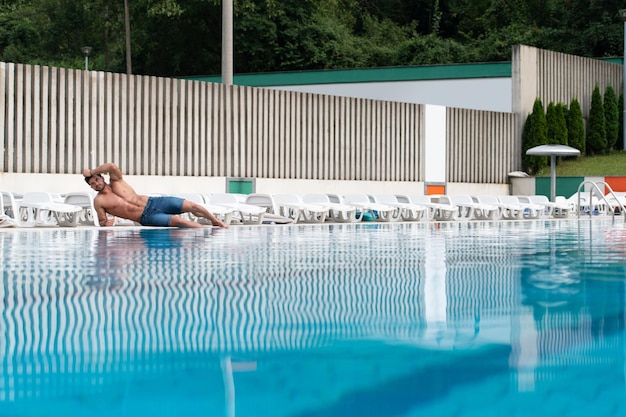 Atleet bij zwembad buiten