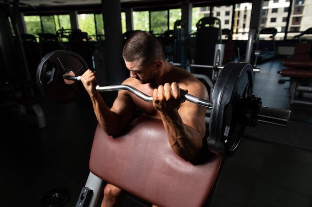 Atleet die biceps traint in een sportschool