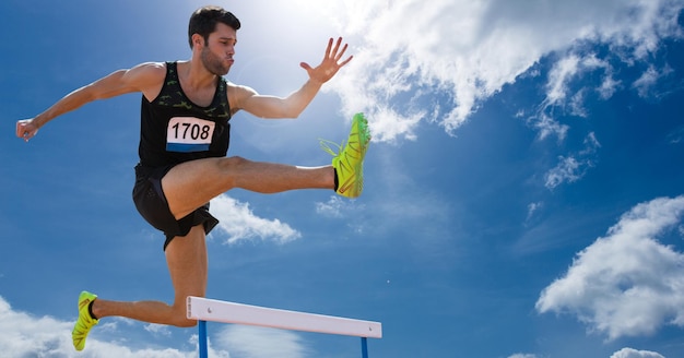 Atleet die over hindernissen springt tegen de lucht op de achtergrond