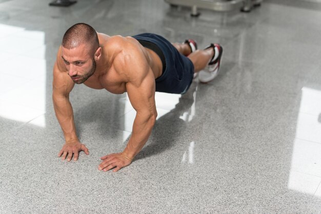 Foto atleet die push-ups uitoefent