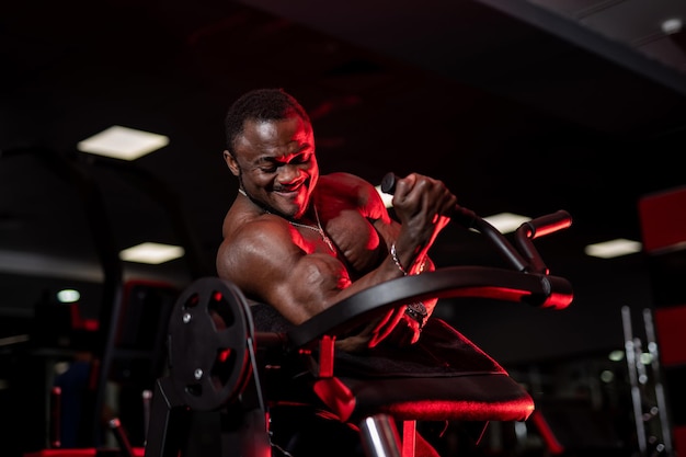 Atleet doet oefening voor biceps Afrikaanse atleet in de sportschool