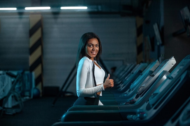 Atleet hardloper en sprinter die op de loopband loopt in de sportkleding Fitness en sportmotivatie