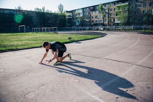 Foto atleet in het stadion op een lage start