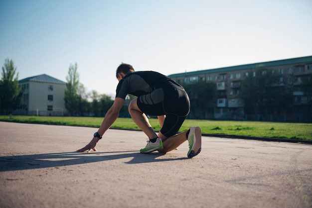 Atleet in het stadion op een lage start