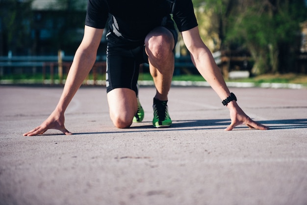 Atleet in het stadion op een lage start