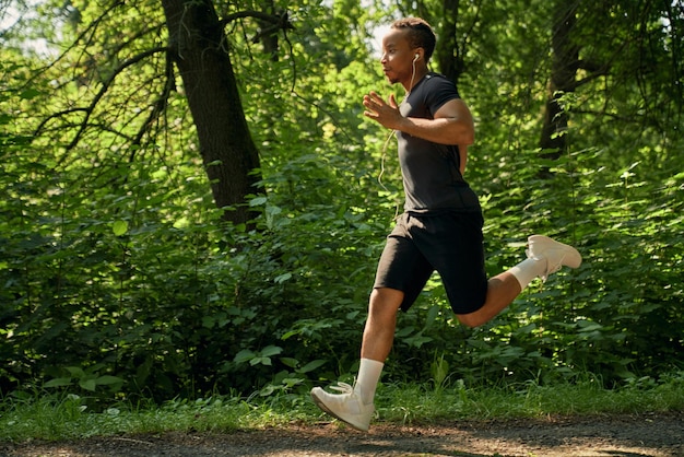 Atleet loopt marathon in bos