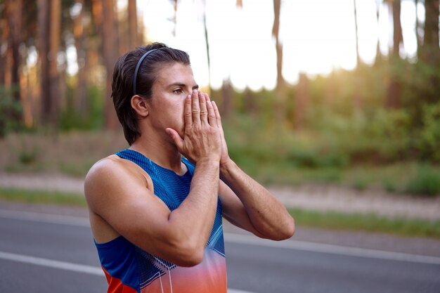 Atleet man buiten