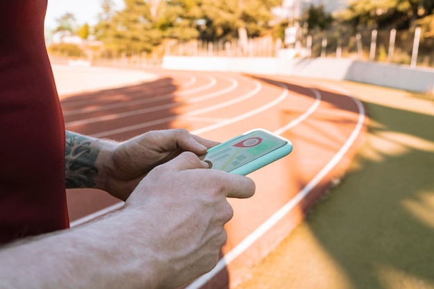 Atleet man hand met app op mobiele telefoon