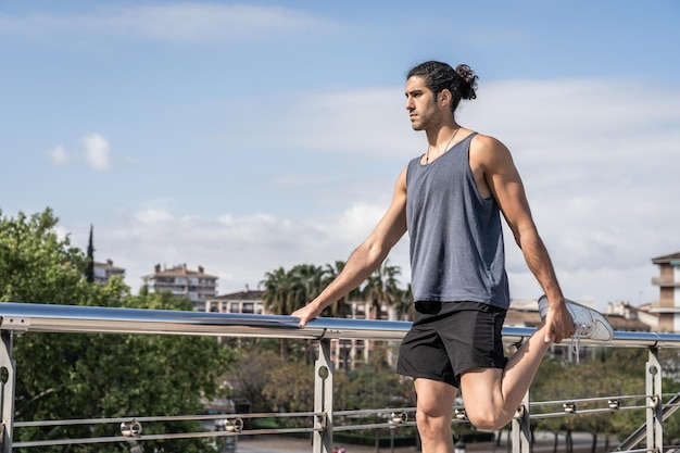 Atleet mannen die spieren uitrekken na krachtoefening. ruimte kopiëren