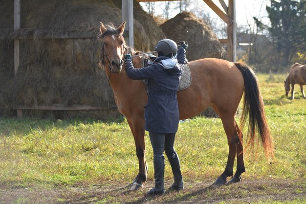 Atleet met zijn paard dat zich voorbereidt op de starts.