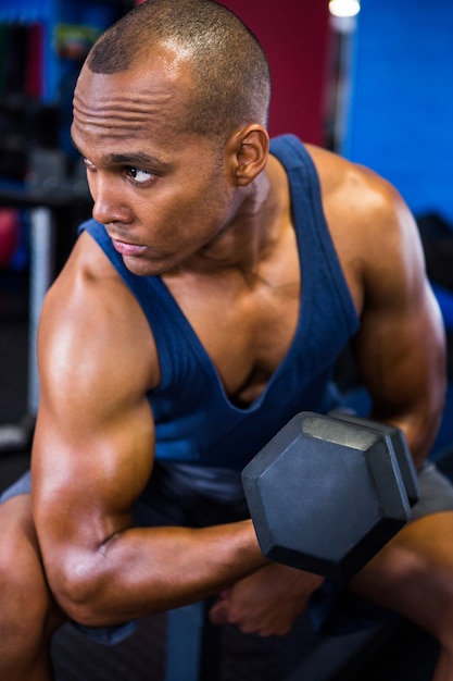 Atleet oefenen met halter