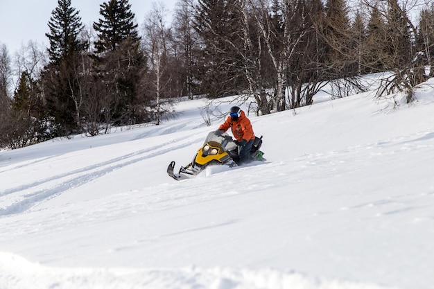 Atleet op een sneeuwscooter.