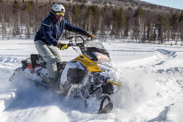 Atleet op een sneeuwscooter.