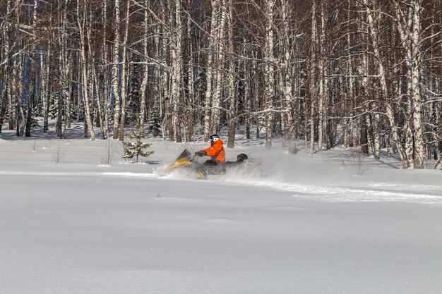 Atleet op een sneeuwscooter.