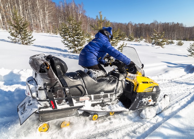 Atleet op een sneeuwscooter.