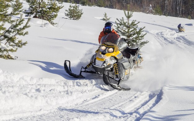 Atleet op een sneeuwscooter.